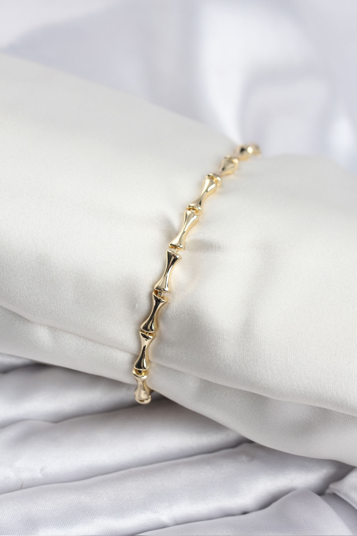 Pirinç Gold Renk VIP Seri İnce Kemik Model Zirkon Taşlı Kadın Bileklik