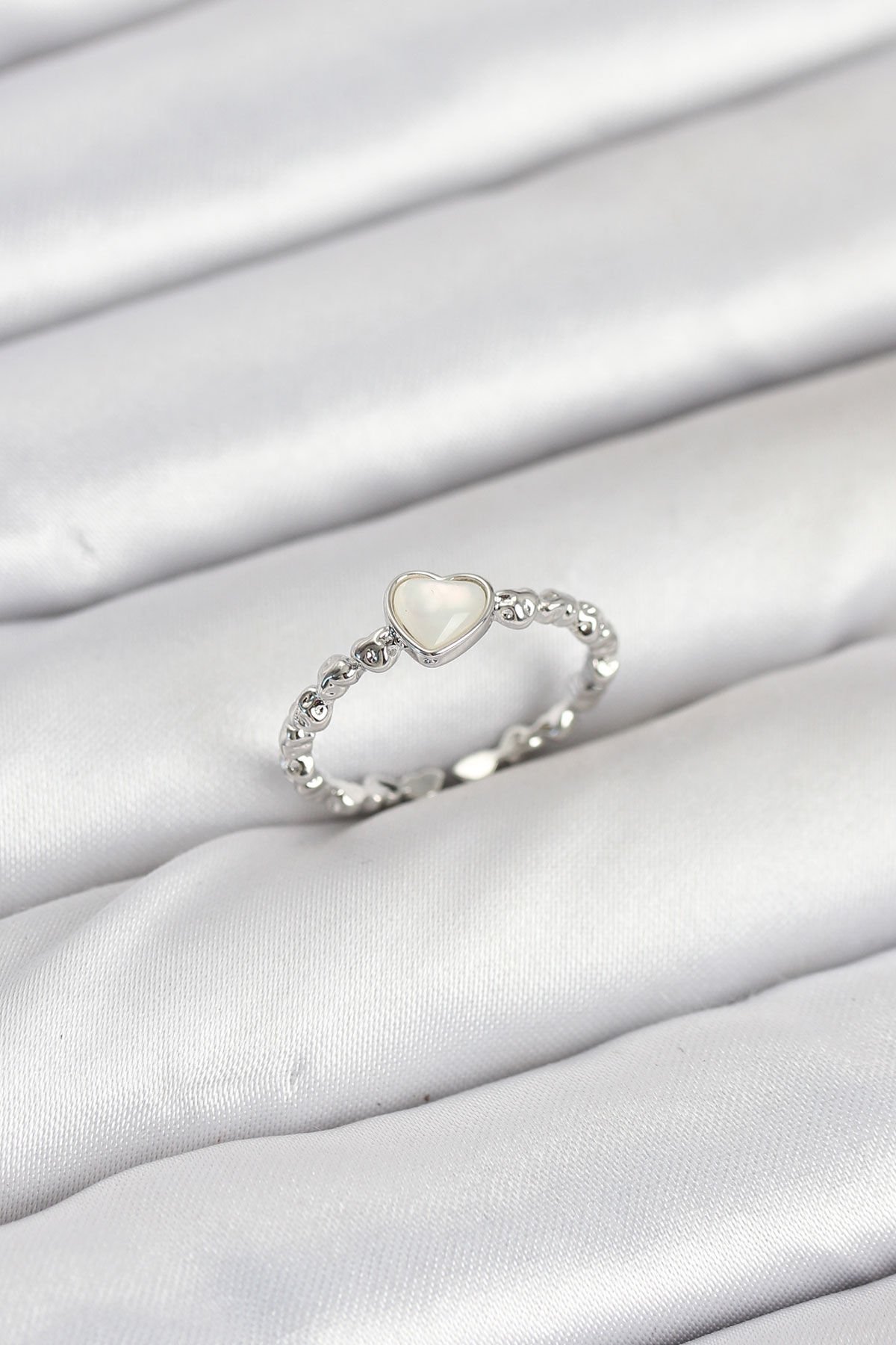 Pirinç Gümüş Renk Kalpli Model Kadın Yüzük