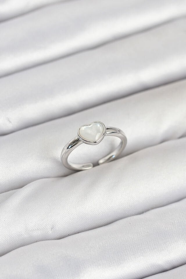 Pirinç Gümüş Renk Kalpli Kadın Yüzük