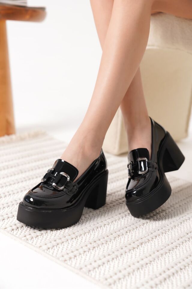 Siyah Rugan Gümüş Tokalı Kadın Loafer TR17MS03C