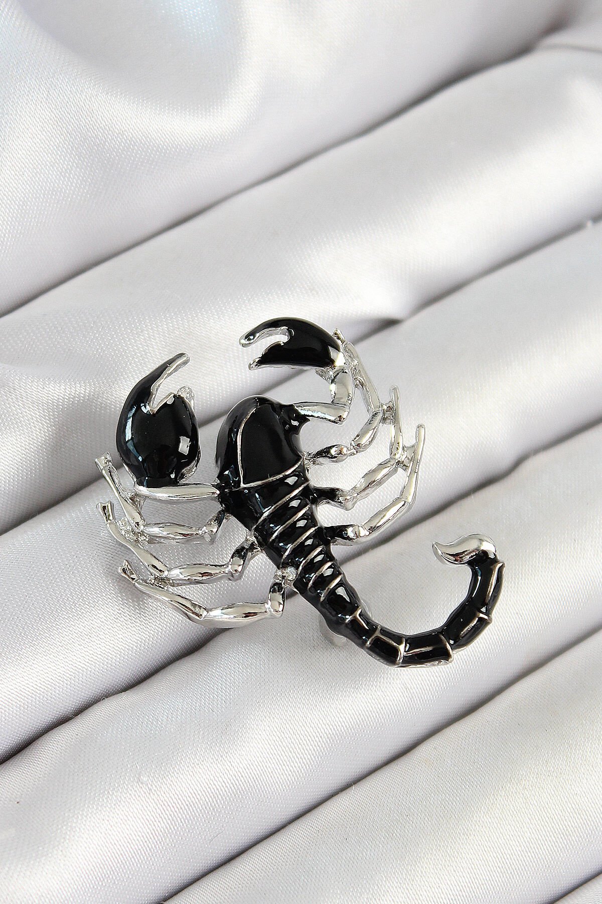 3D Siyah Akrep Figürlü Gümüş Renk Kadın Broş