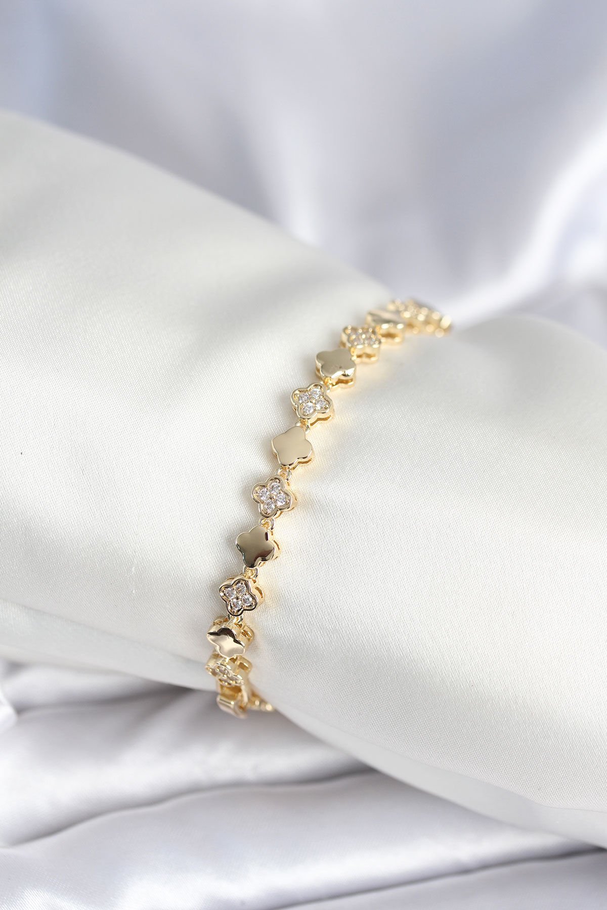 Pirinç Gold Renk Zirkon Taşlı Yonca Model Kadın Bileklik