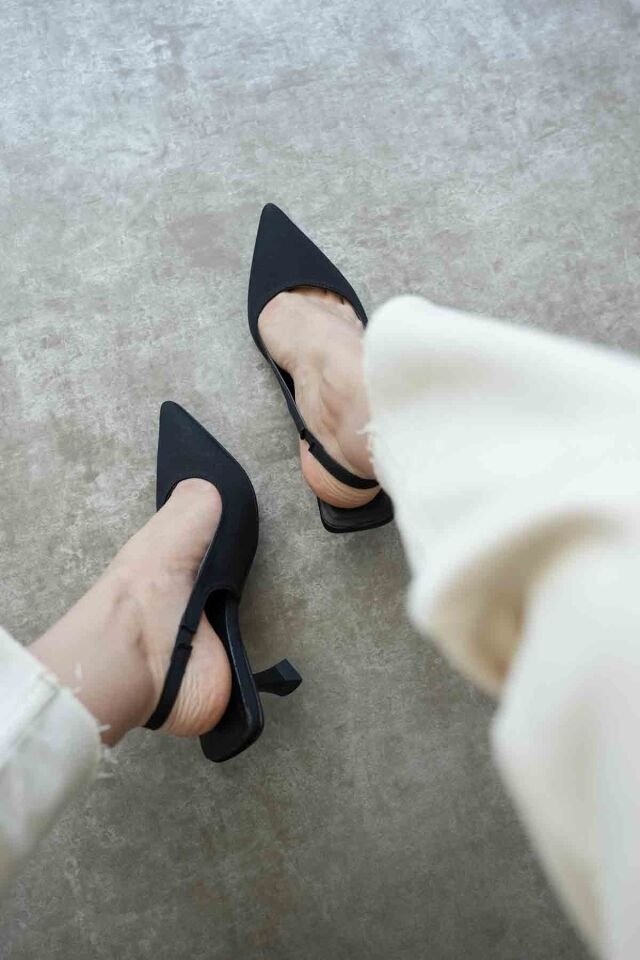 Kadın Siyah Saten Topuklu Ayakkabı TR08MS08A