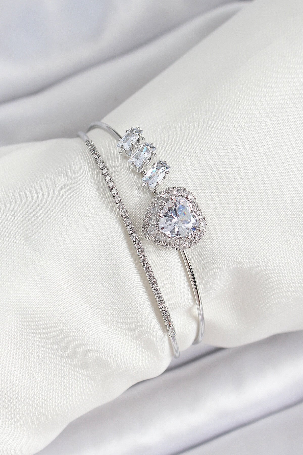 Pirinç Gümüş Renk Kalpli Zirkon Taşlı Kadın Bileklik