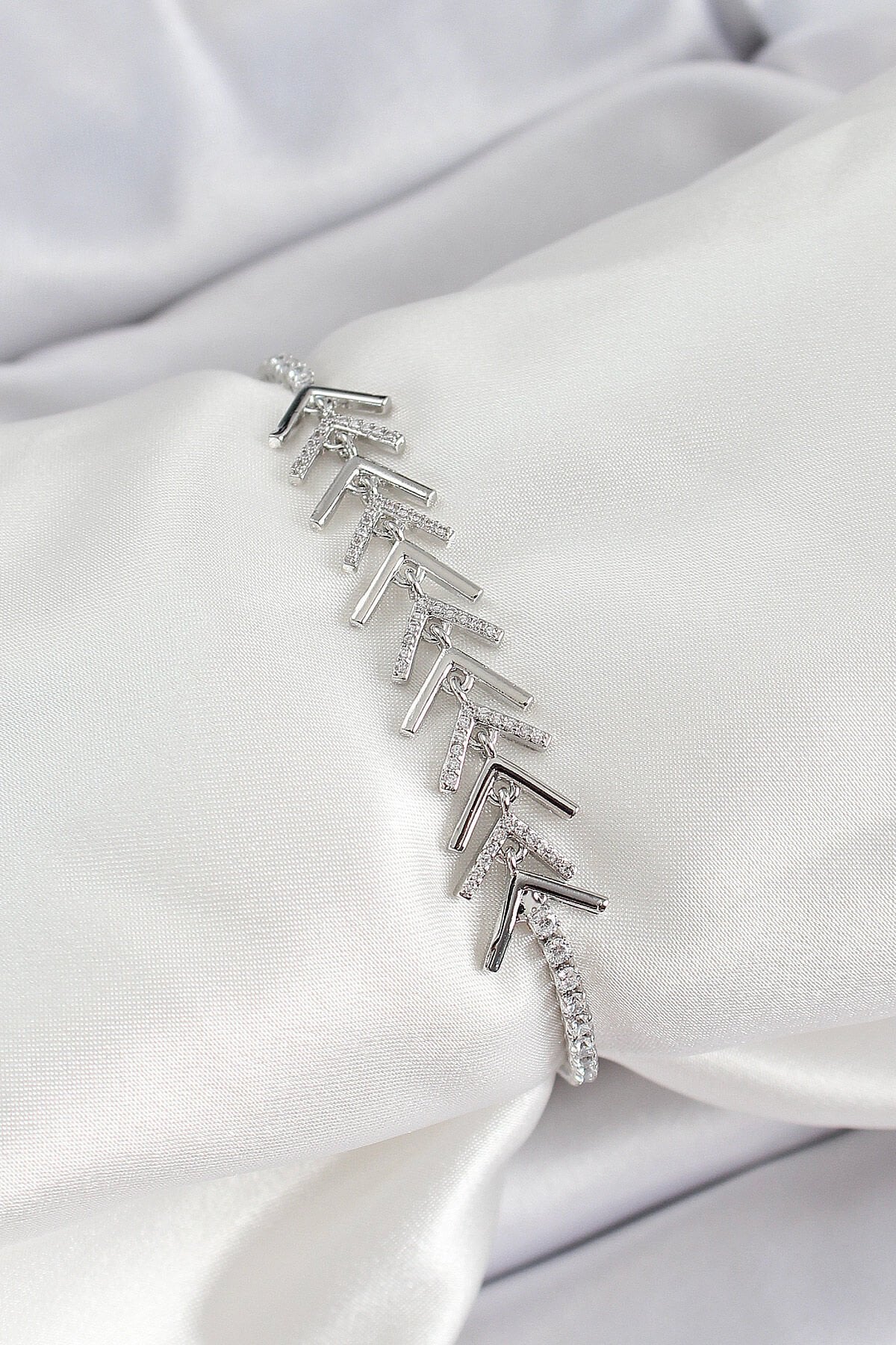 Pirinç Gümüş Renk Zirkon Taşlı Balık Sırtı Kadın Bileklik