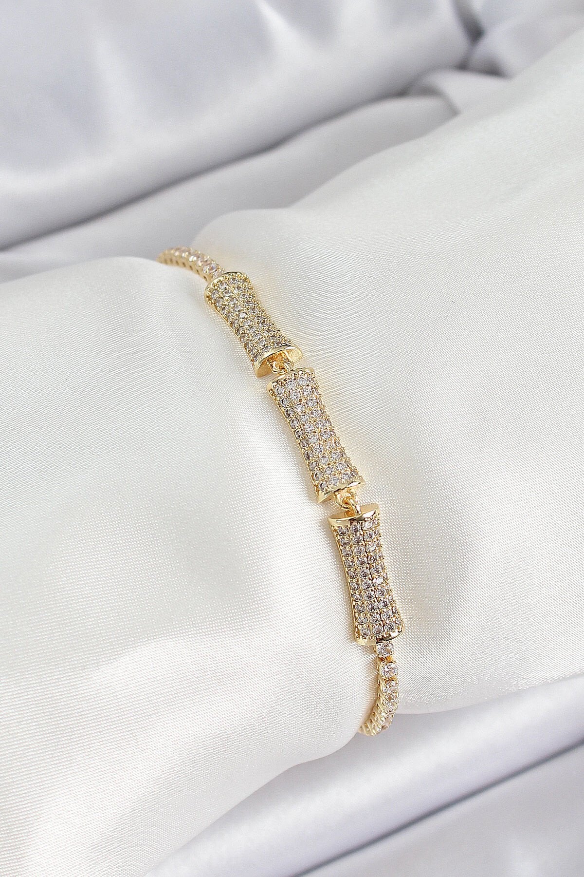 Pirinç Gold Renk Zirkon Taşlı Kemik Model Kadın Bileklik