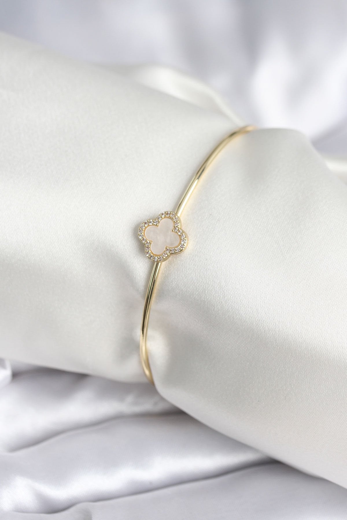 Beyaz Sedefli Yonca Model Gold Renk Kadın Bileklik