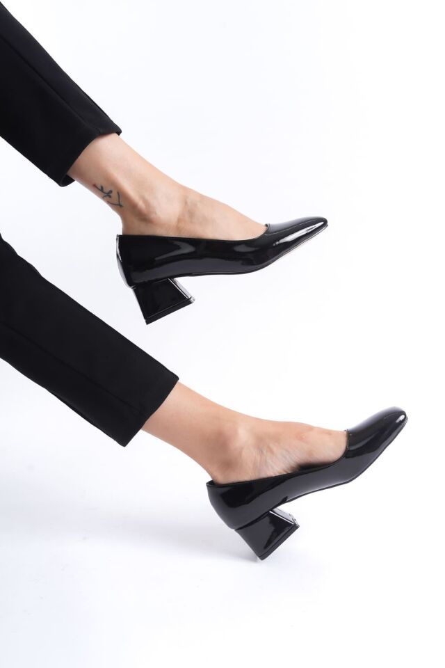 Kadın Siyah Rugan Topuklu Ayakkabı TR08MS23E