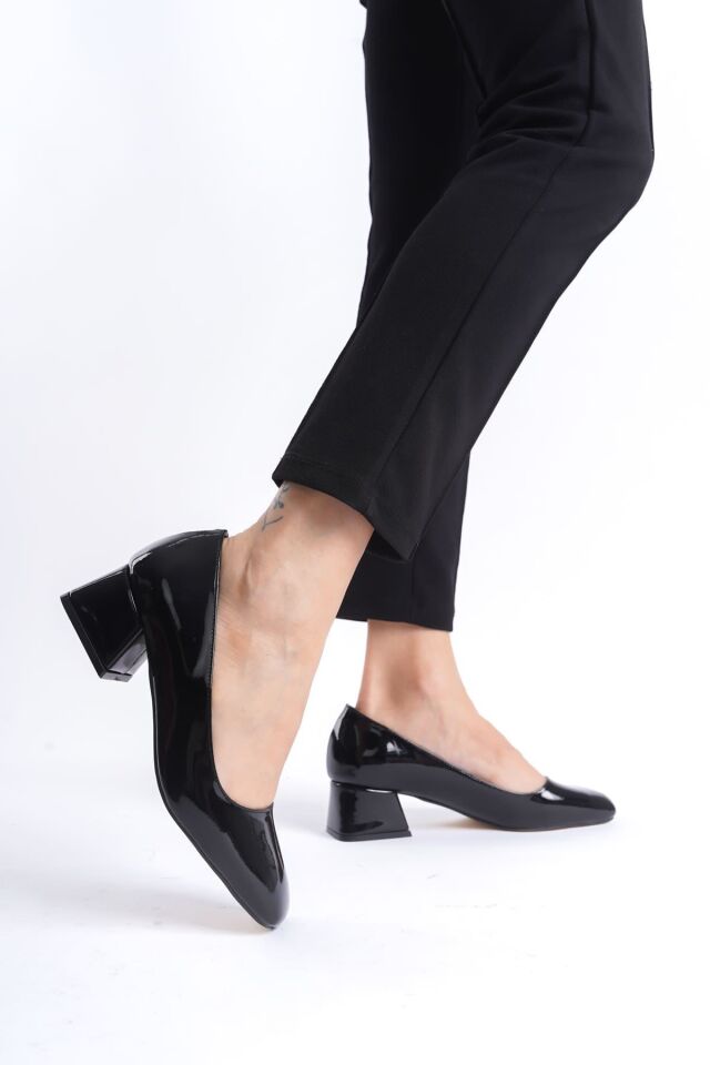 Kadın Siyah Rugan Topuklu Ayakkabı TR08MS23E