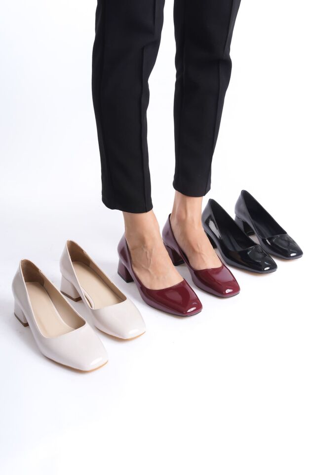 Kadın Siyah Rugan Topuklu Ayakkabı TR08MS23E