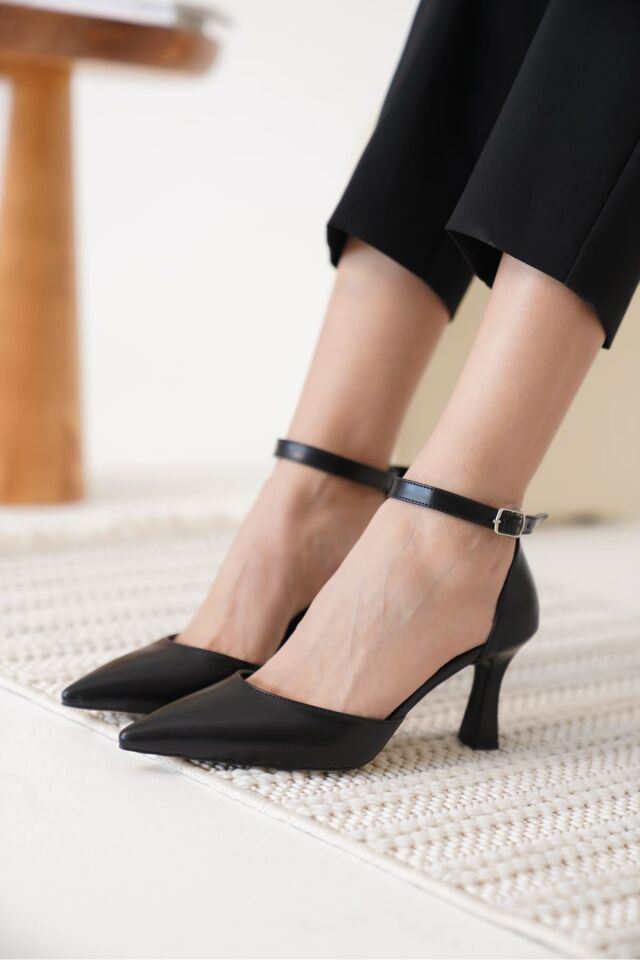 Kadın Siyah Topuklu Ayakkabı TR12MS01A