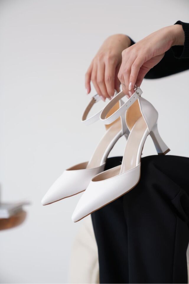 Kadın Beyaz Topuklu Ayakkabı TR12MS01B