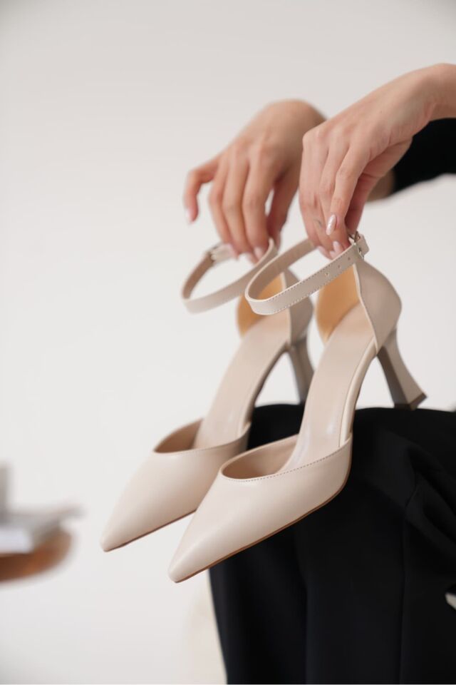 Kadın Bej Topuklu Ayakkabı TR12MS01C