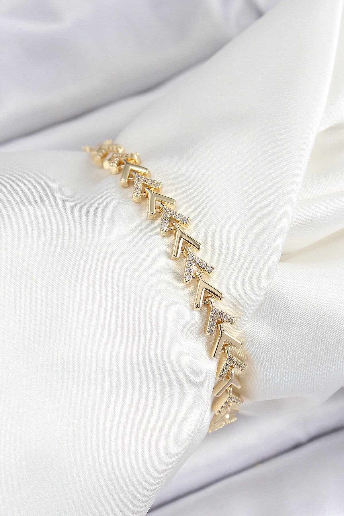 Pirinç Sıralı Ok Model Zirkon Taşlı Gold Renk VİP Seri Kadın Bileklik