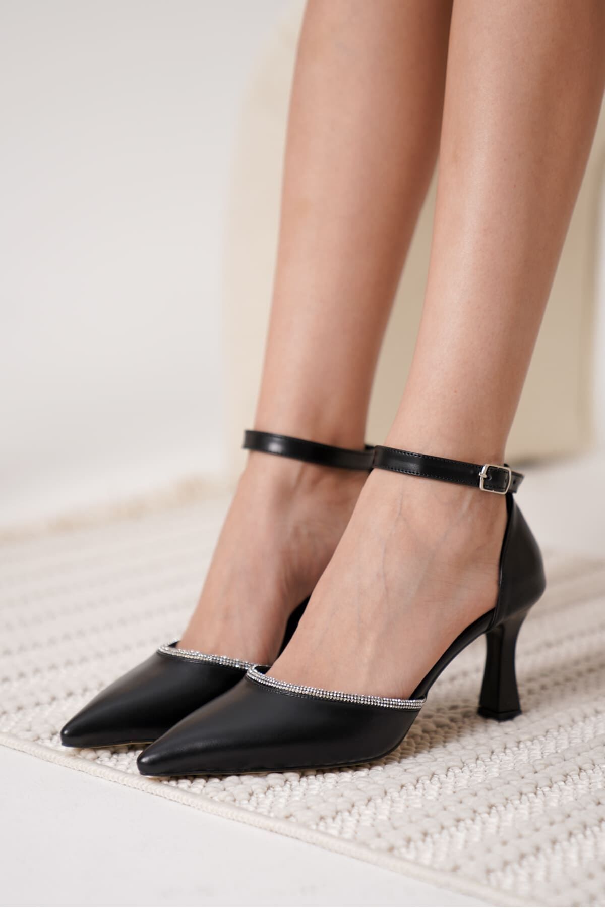Taşlı Kadın Siyah Topuklu Ayakkabı TR12MS02A