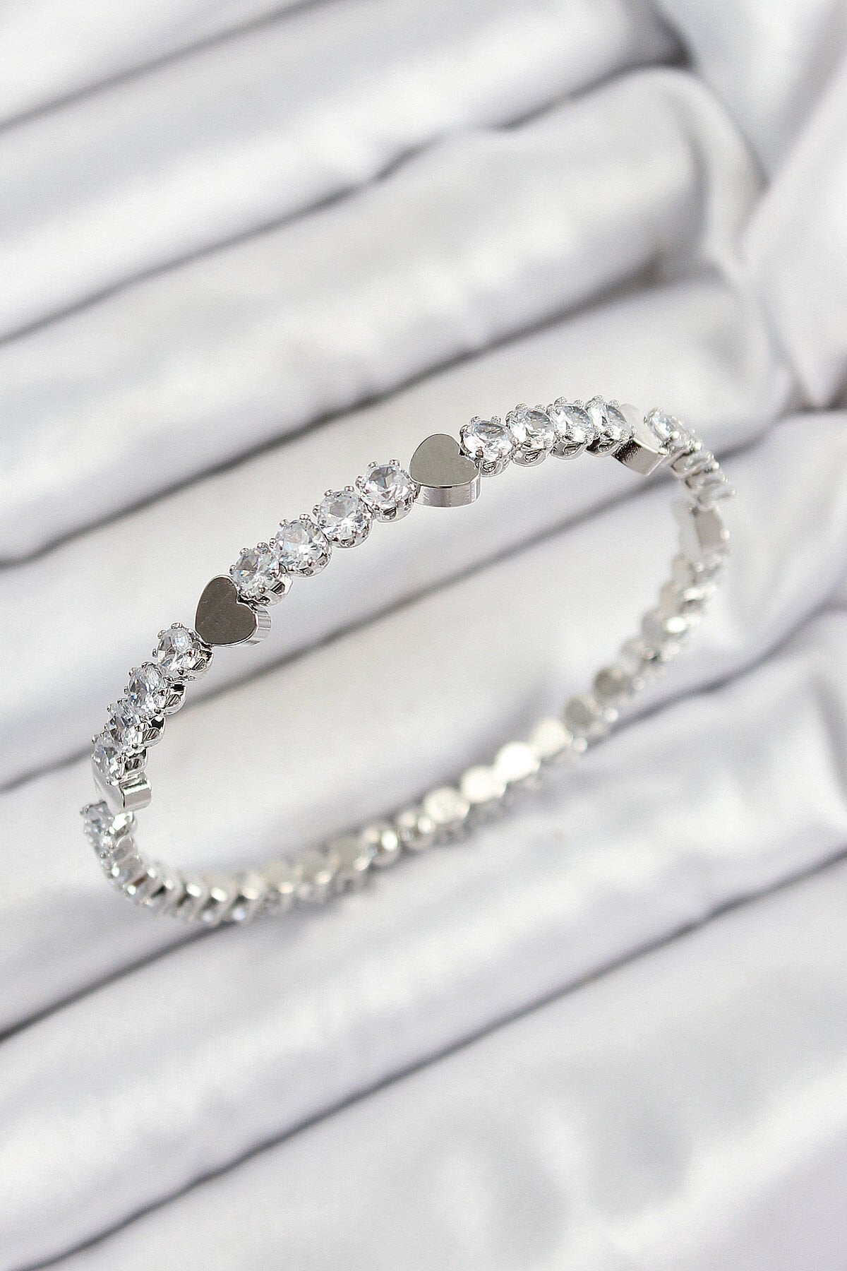 Pirinç Zirkon Taşlı Kalp Model Gümüş Renk Yaylı Kadın Bileklik