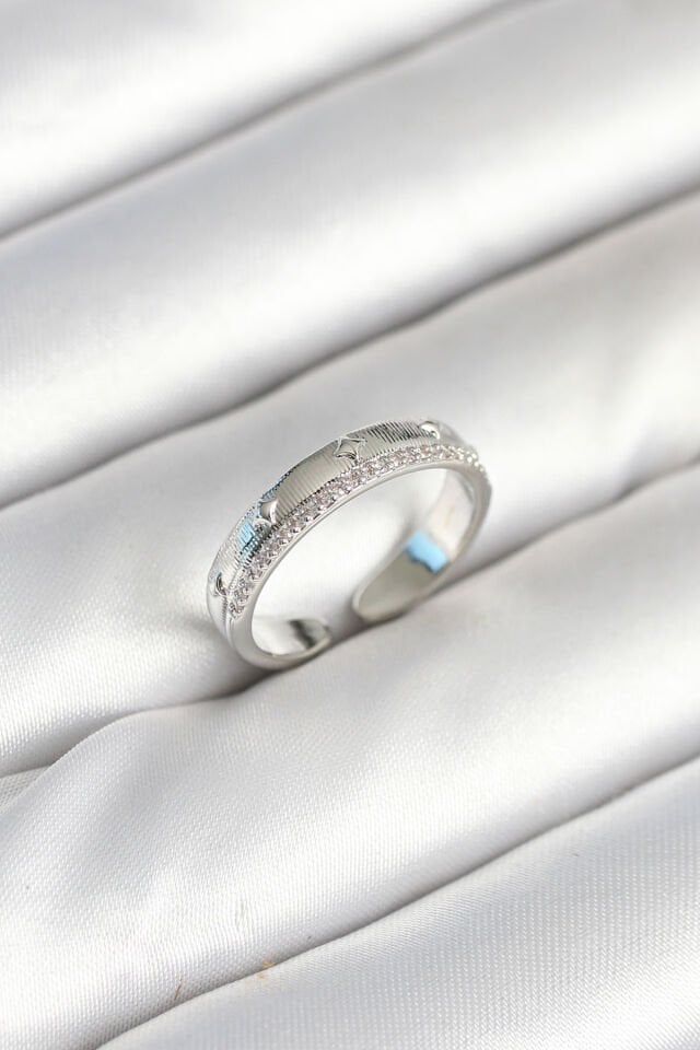 Gümüş Renk Şerit Zirkon Taşlı Kadın Yüzük