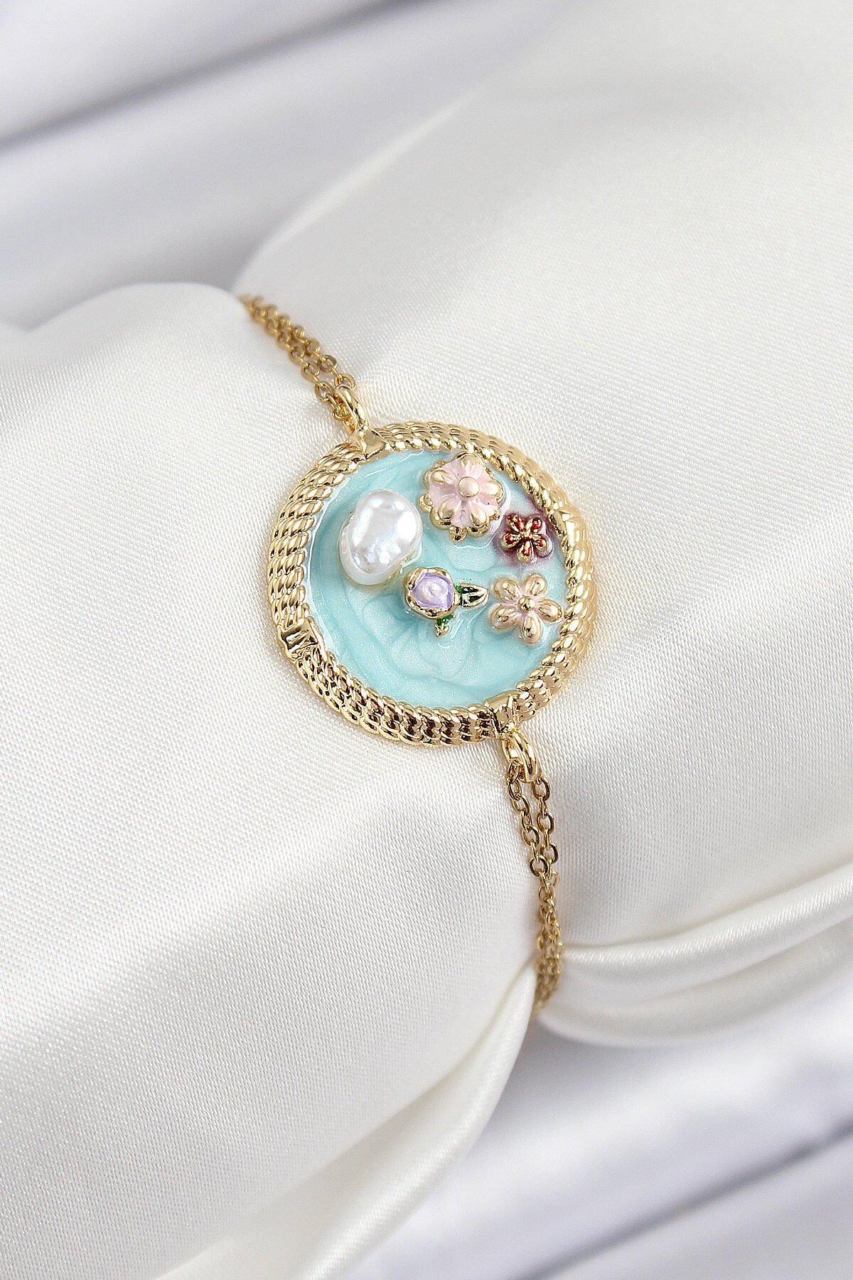 316L Çelik Zincir Turkuaz Mineli Sanatsal Portre İnci Detaylı Çiçek Model Gold Renk Kadın Bileklik