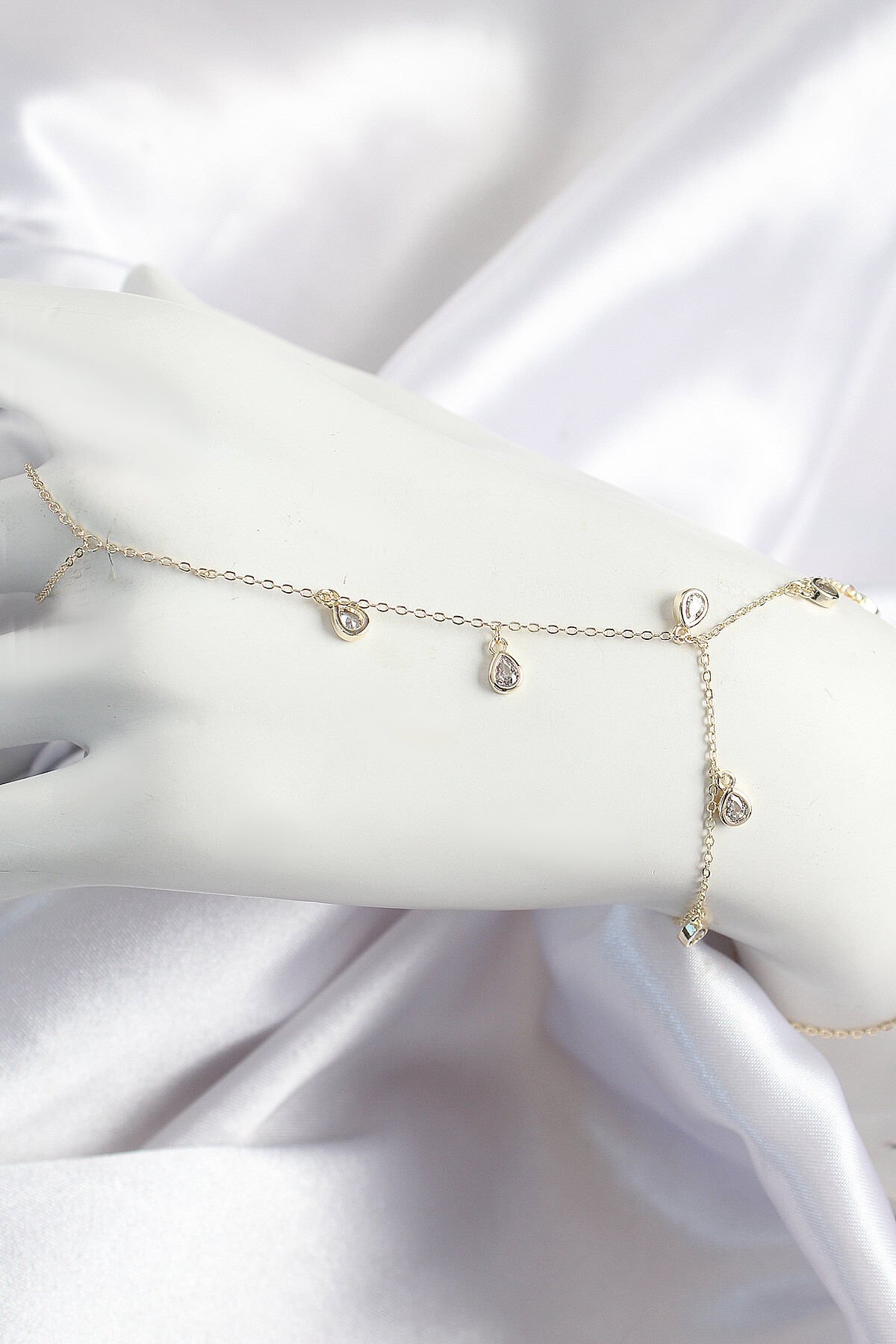 Pirinç Zirkon Taşlı Sallantılı Damla Model Gold Renk Kadın Şahmeran