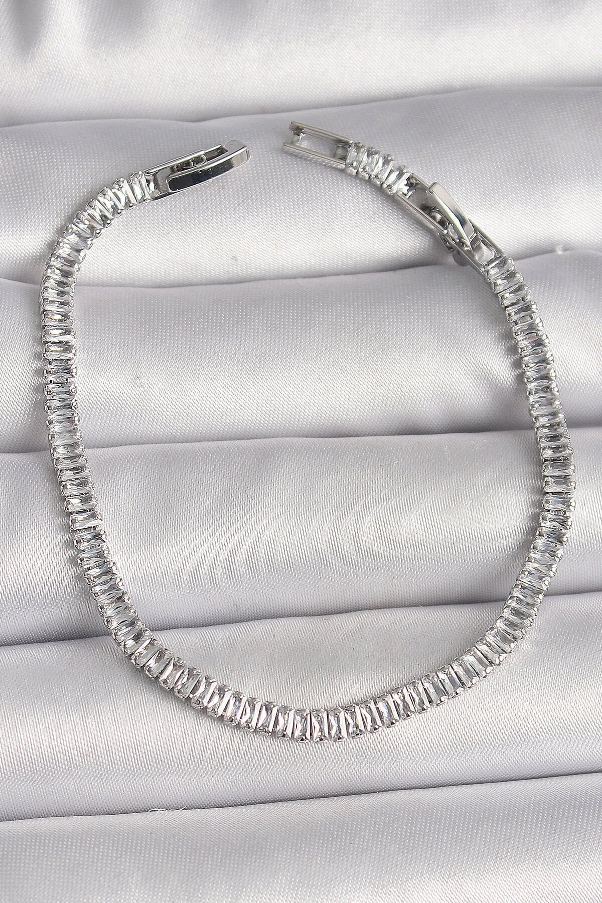 Pirinç Gümüş Renk Zirkon Taşlı Su Yolu Model Kadın Bileklik