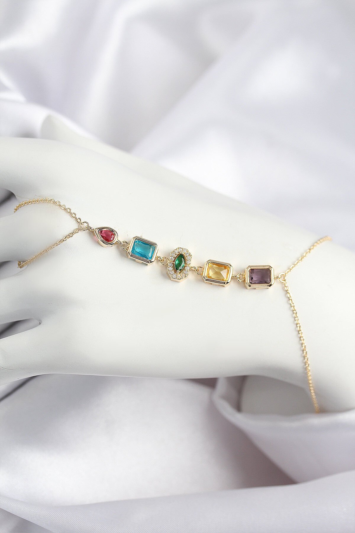 Pirinç Renkli Zirkon Taşlı Model Gold Renk Şahmeran