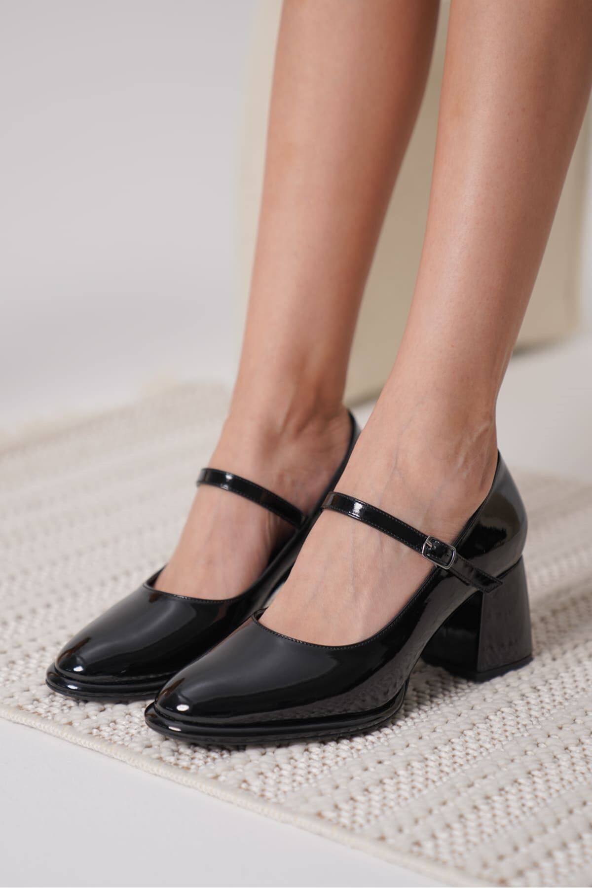 Siyah Rugan Kadın Topuklu Ayakkabı TR18MS07A