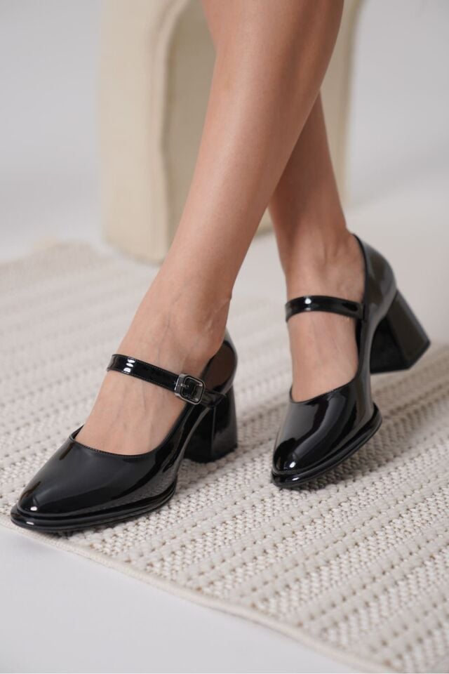 Siyah Rugan Kadın Topuklu Ayakkabı TR18MS08A