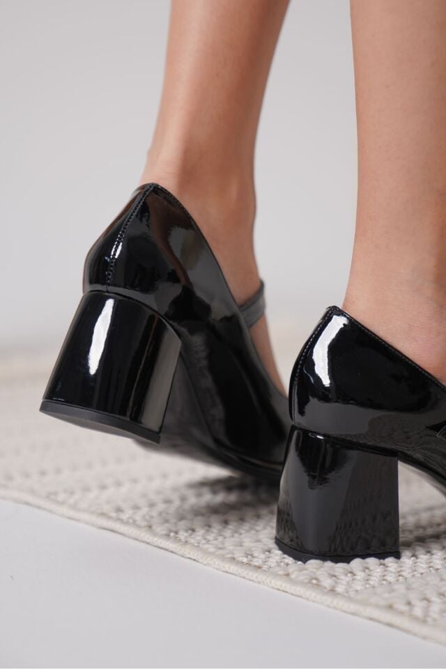 Siyah Rugan Kadın Topuklu Ayakkabı TR18MS08A