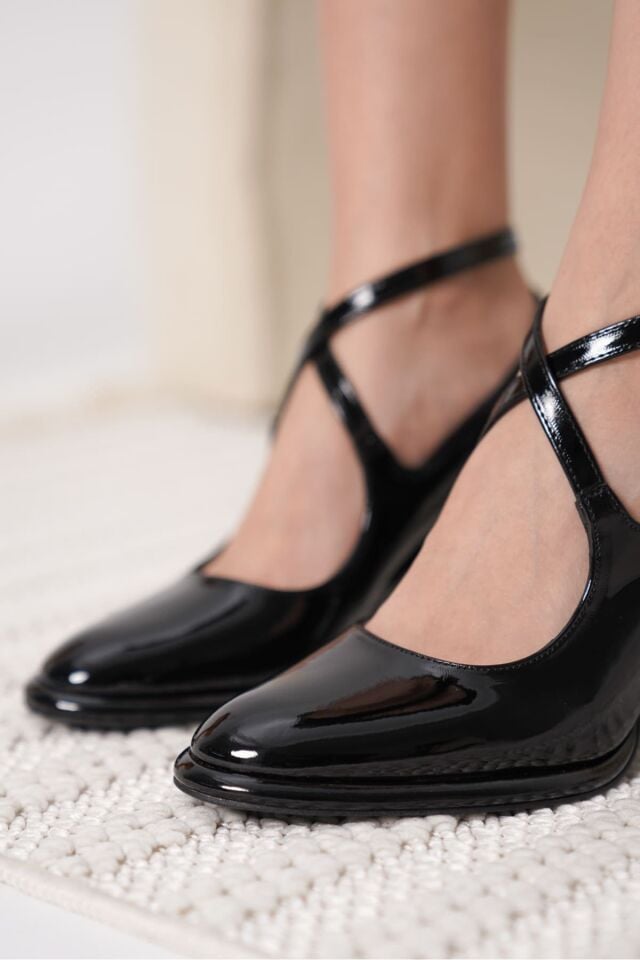 Siyah Rugan Kadın Topuklu Ayakkabı TR18MS09A