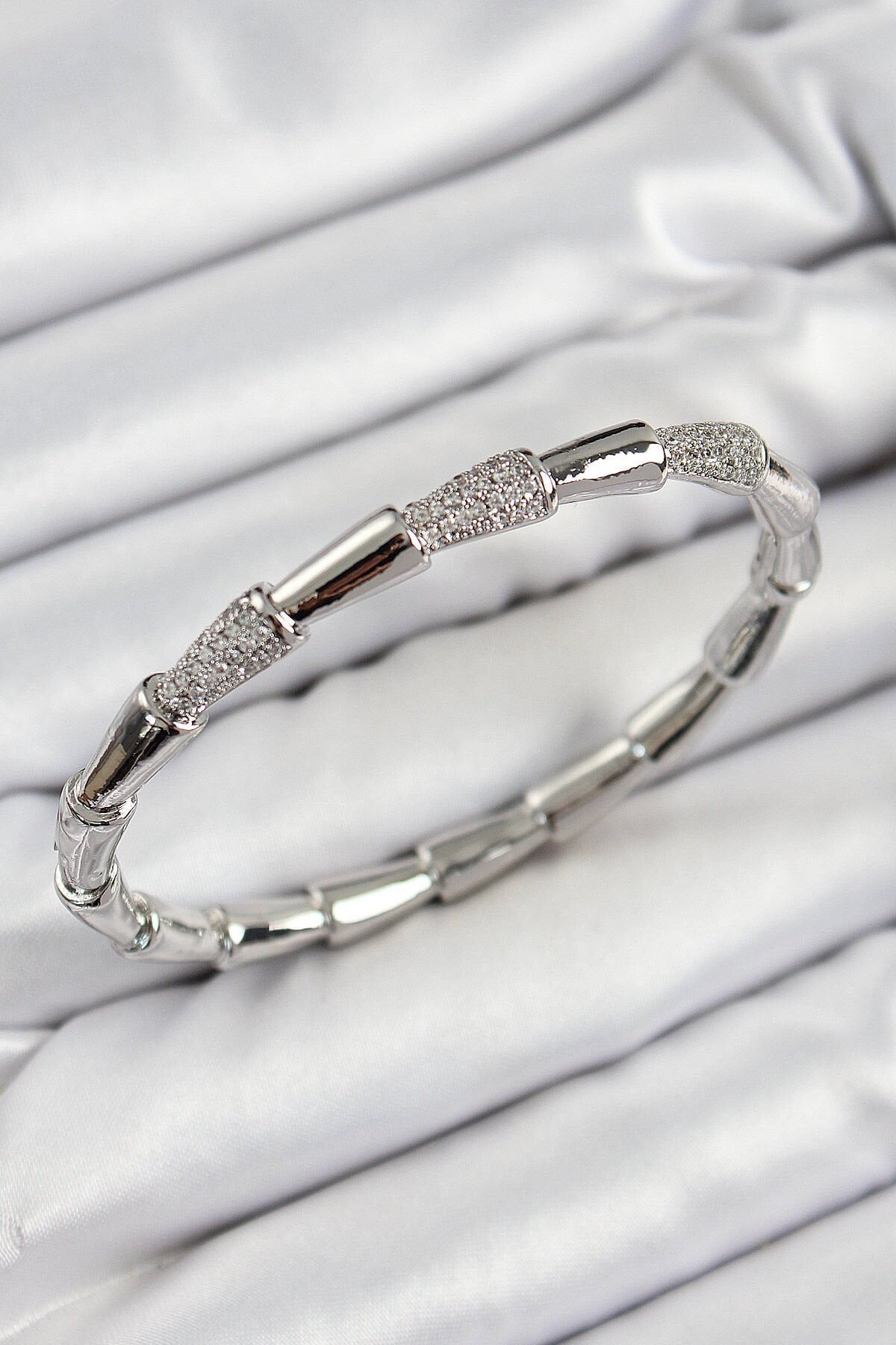 Pirinç Zirkon Taşlı Kemik Model Gümüş Renk Vip Kadın Bileklik