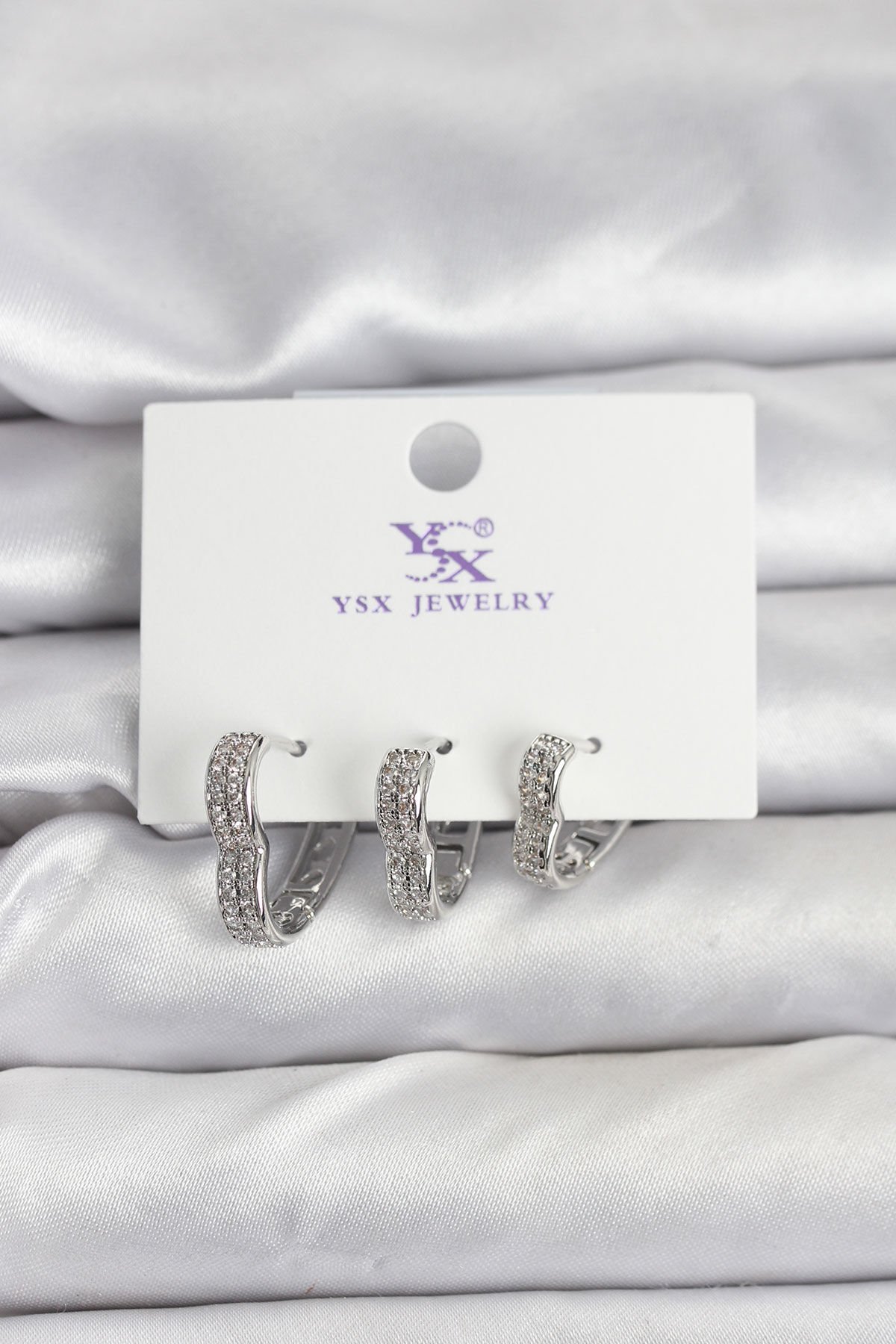 Gümüş Renk Pirinç Zirkon Taşlı Kalpli Kadın Küpe