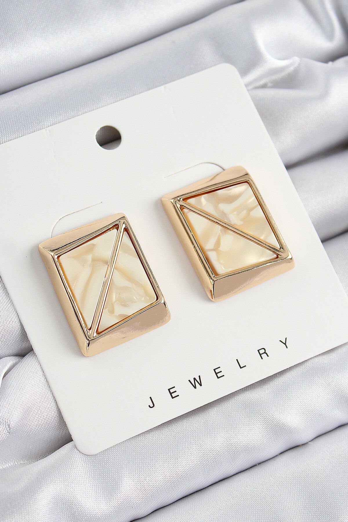 Pirinç Krem Üçgen Kesim Detaylı Kare Model Vintage Gold Renk Kadın Küpe
