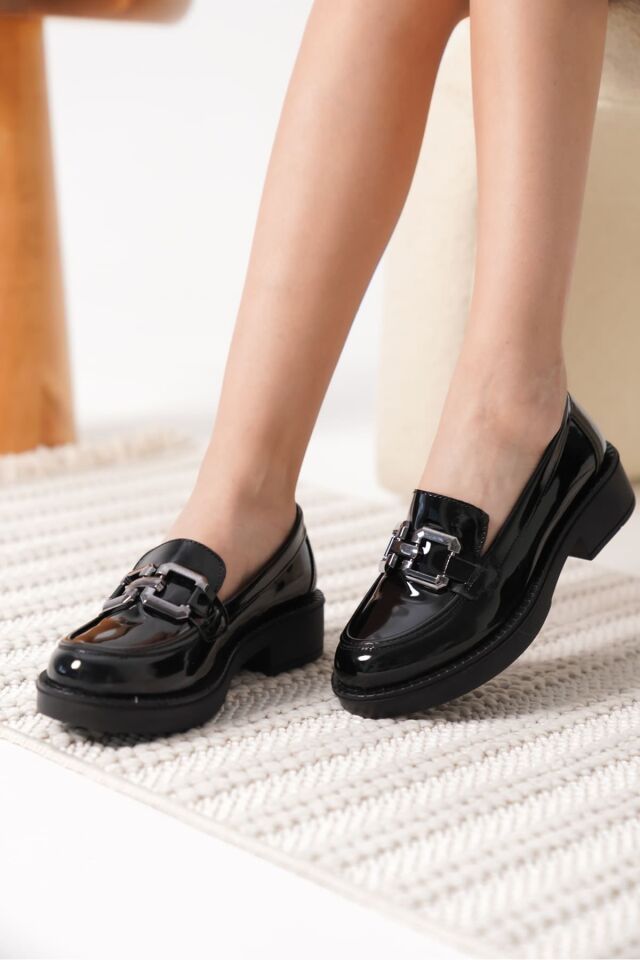 Kadın Rugan Siyah Gümüş Tokalı Loafer TR17MS02B