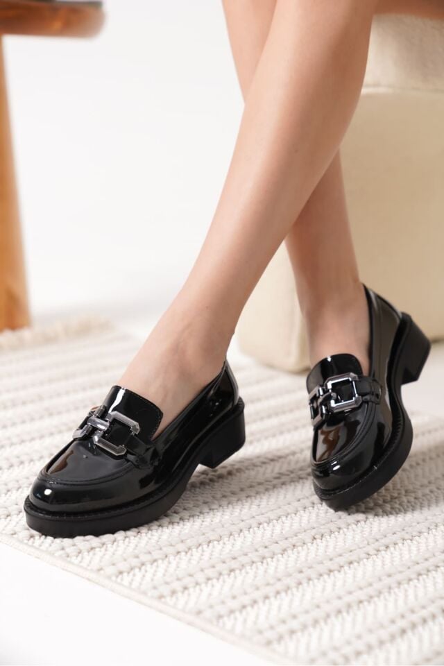 Kadın Rugan Siyah Gümüş Tokalı Loafer TR17MS02B