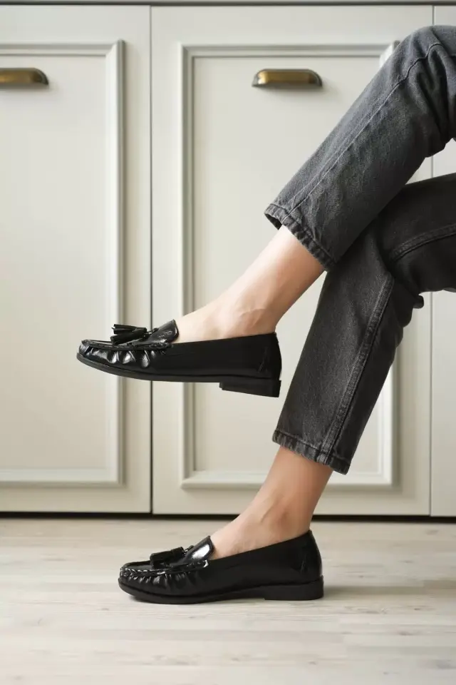 Siyah Rugan Püsküllü Kadın Loafer Ayakkabı TR88MS01A