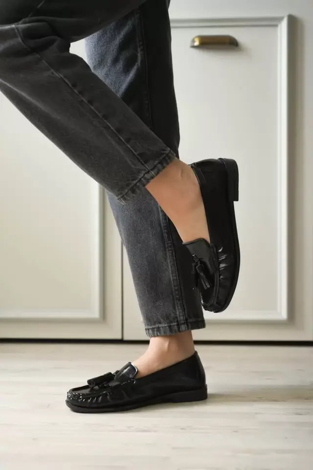 Siyah Rugan Püsküllü Kadın Loafer Ayakkabı TR88MS01A