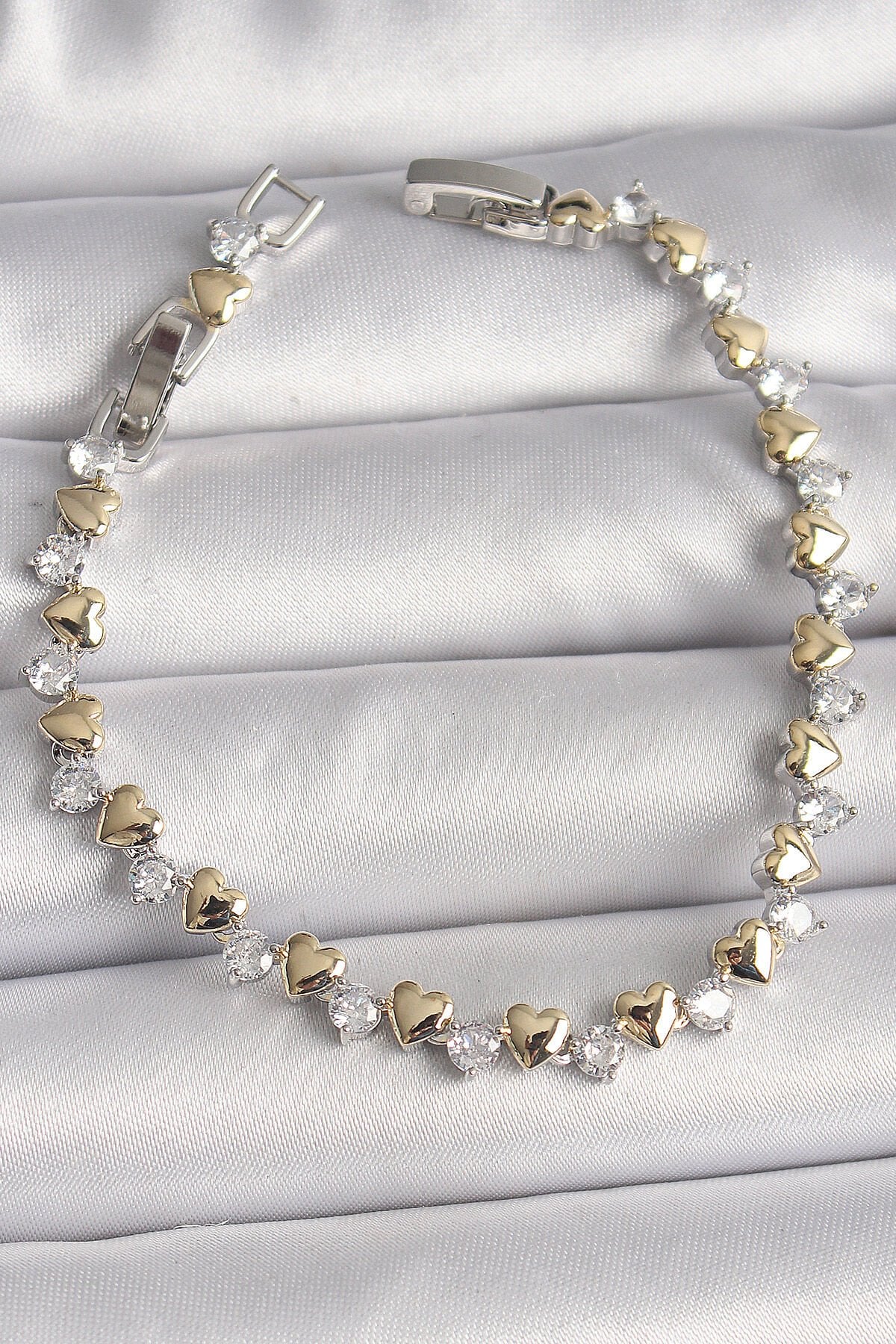 Pirinç Gümüş Renk Zirkon Taşlı Gold Kalpli VIP Seri Kadın Bileklik