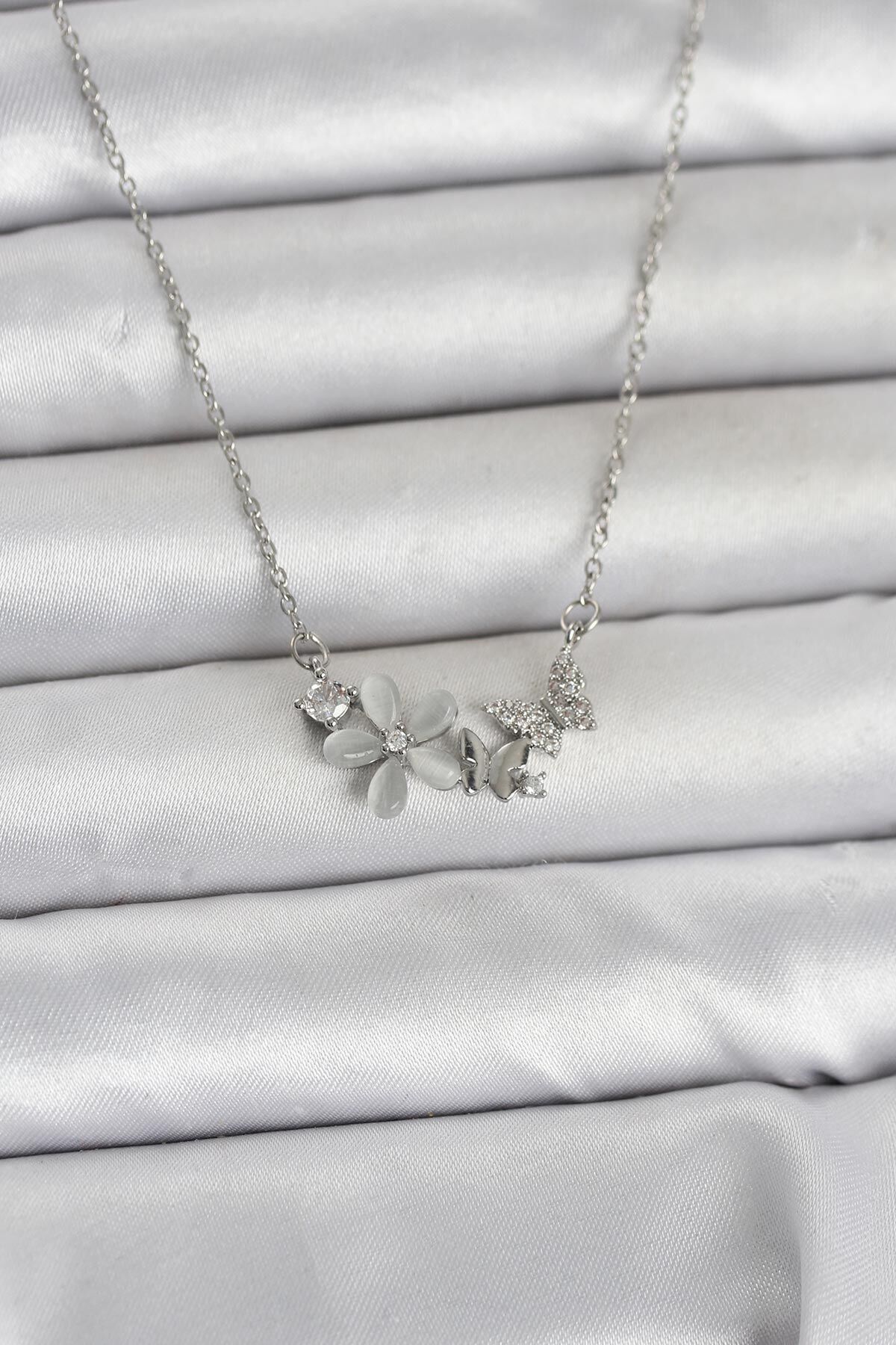 316L Çelik Zincir Gümüş Renk Çiçek ve Kelebek Model Kadın Kolye