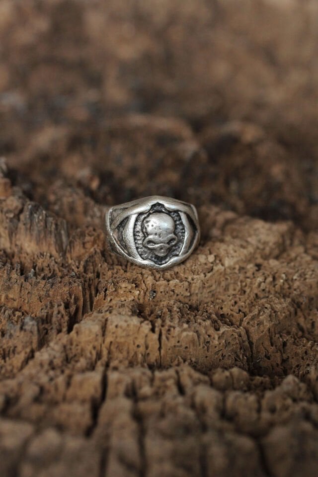 Ayarlanabilir Kuru Kafa Tasarımlı Erkek Yüzük