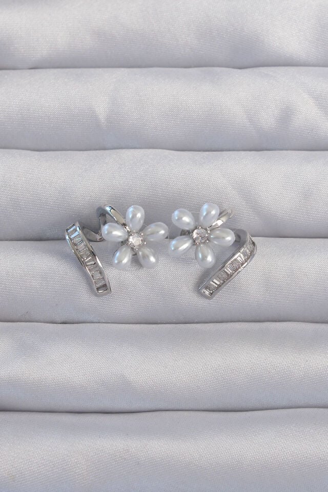 Pirinç Gümüş Renk Zirkon Taşlı Kıvrımlı İnci Çiçek Küpe