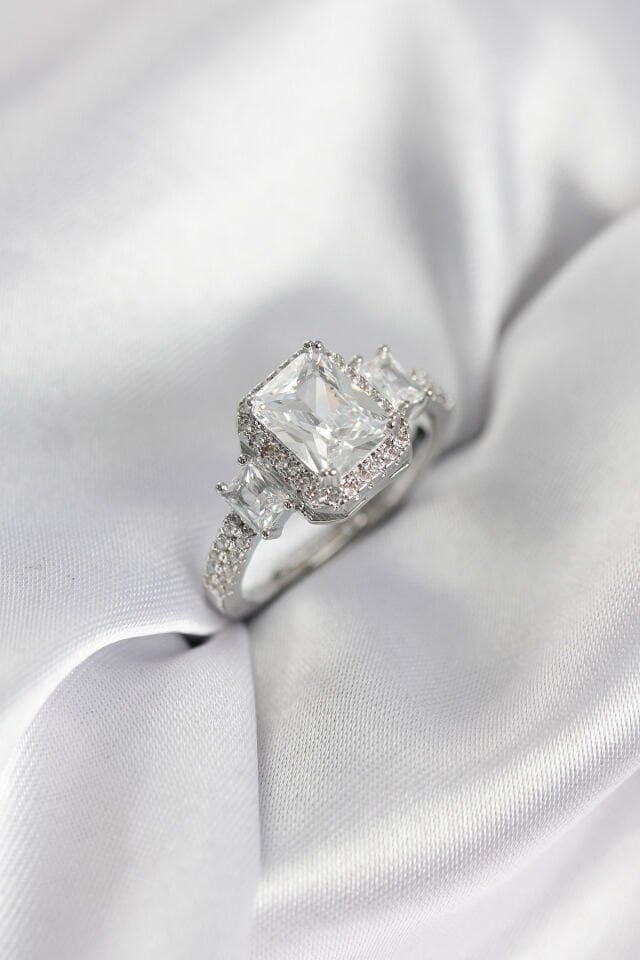 Gümüş Renk Kare Baget Zirkon Taşlı Tek Taş Model Kadın Yüzük