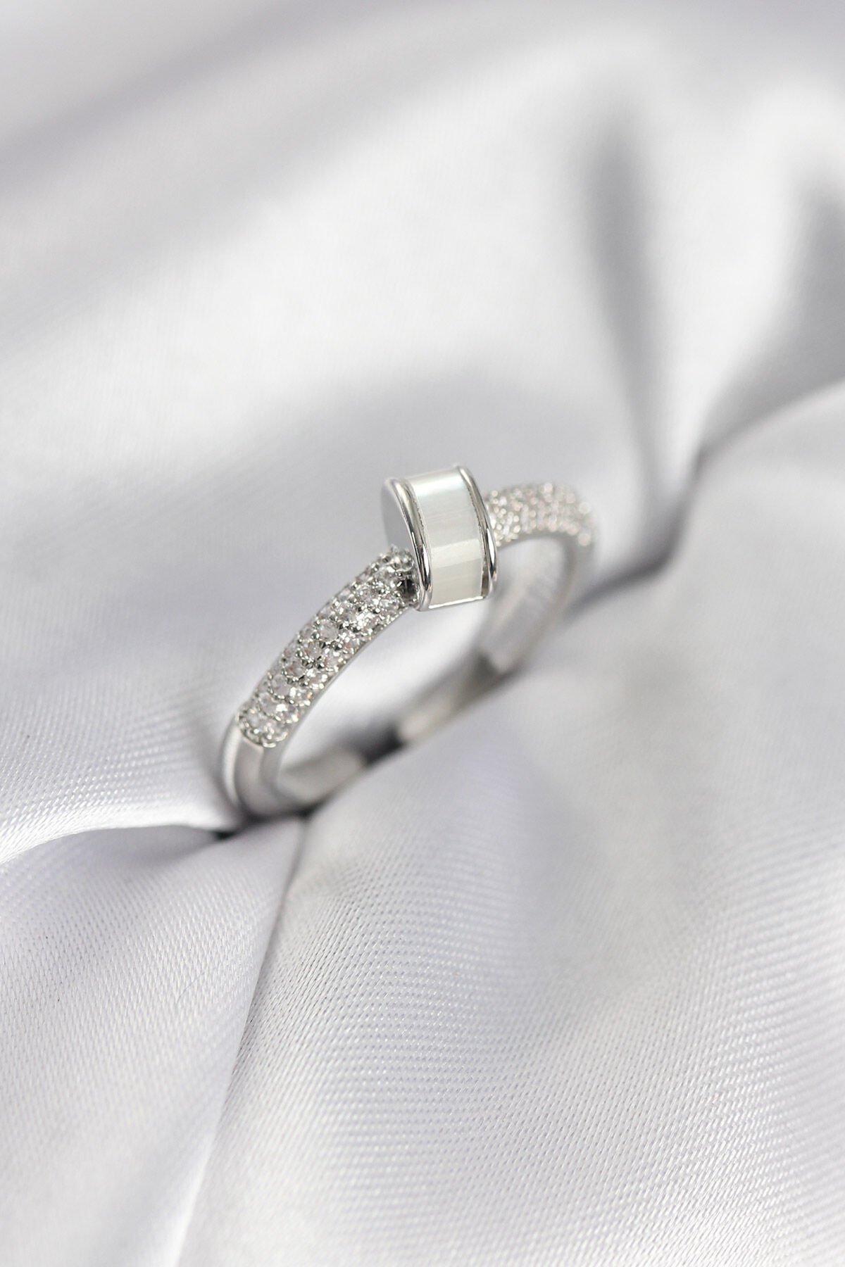 Zirkon Taşlı Sedefli Gümüş Renk Kadın Yüzük