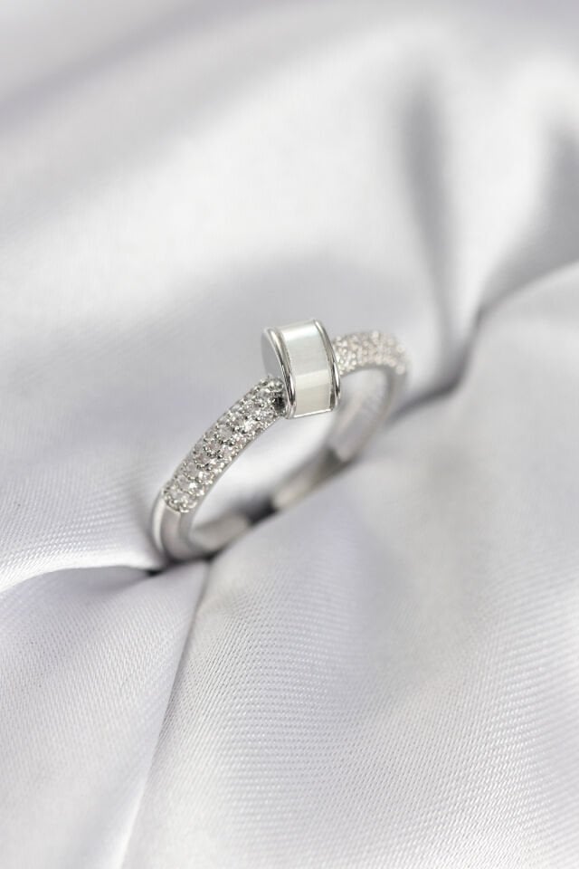 Zirkon Taşlı Sedefli Gümüş Renk Kadın Yüzük