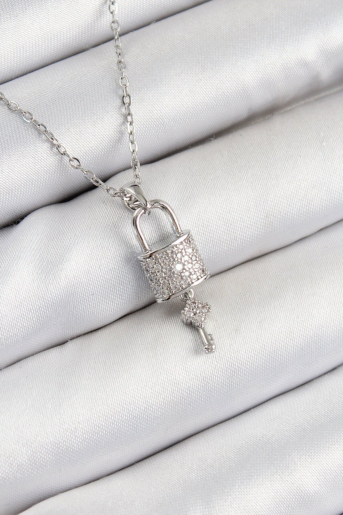316L Çelik Zirkon Taşlı Kilit Ve Sallantılı Anahtar Model Gümüş Renk Kadın Kolye