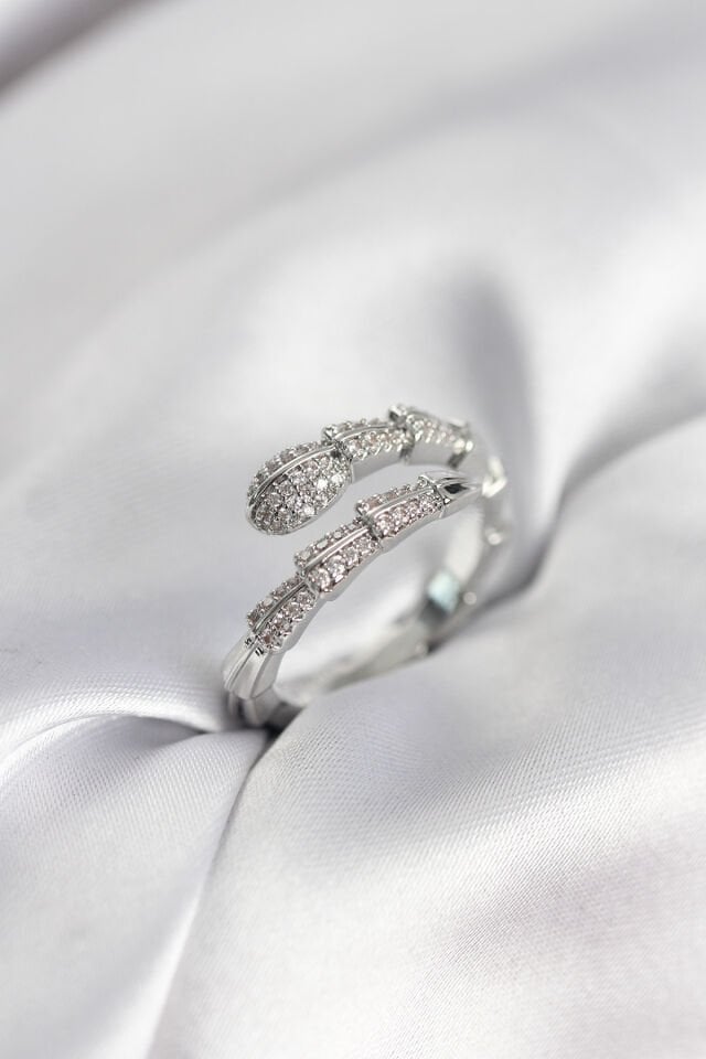 Gümüş Renk Zirkon Taşlı Yılan Model Kadın Yüzük