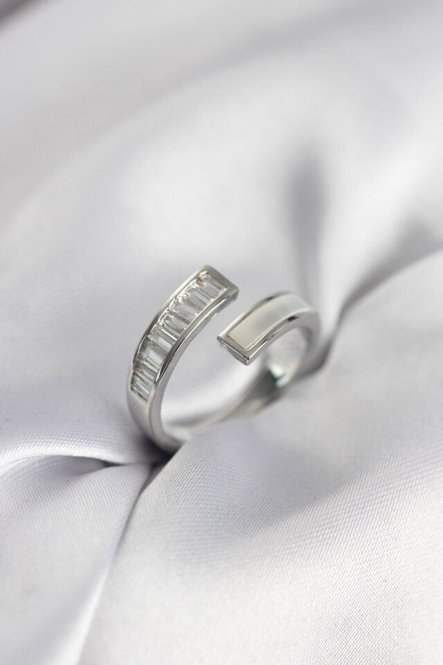 Gümüş Renk Sedefli Baget Zirkon Taşlı Kadın Yüzük