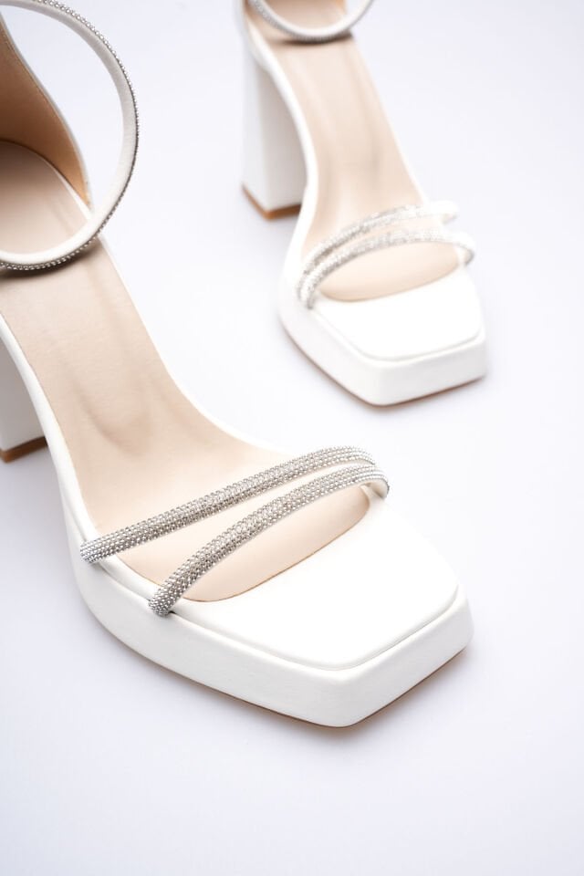 Kadın Beyaz Topuklu Sandalet TR12MY01B