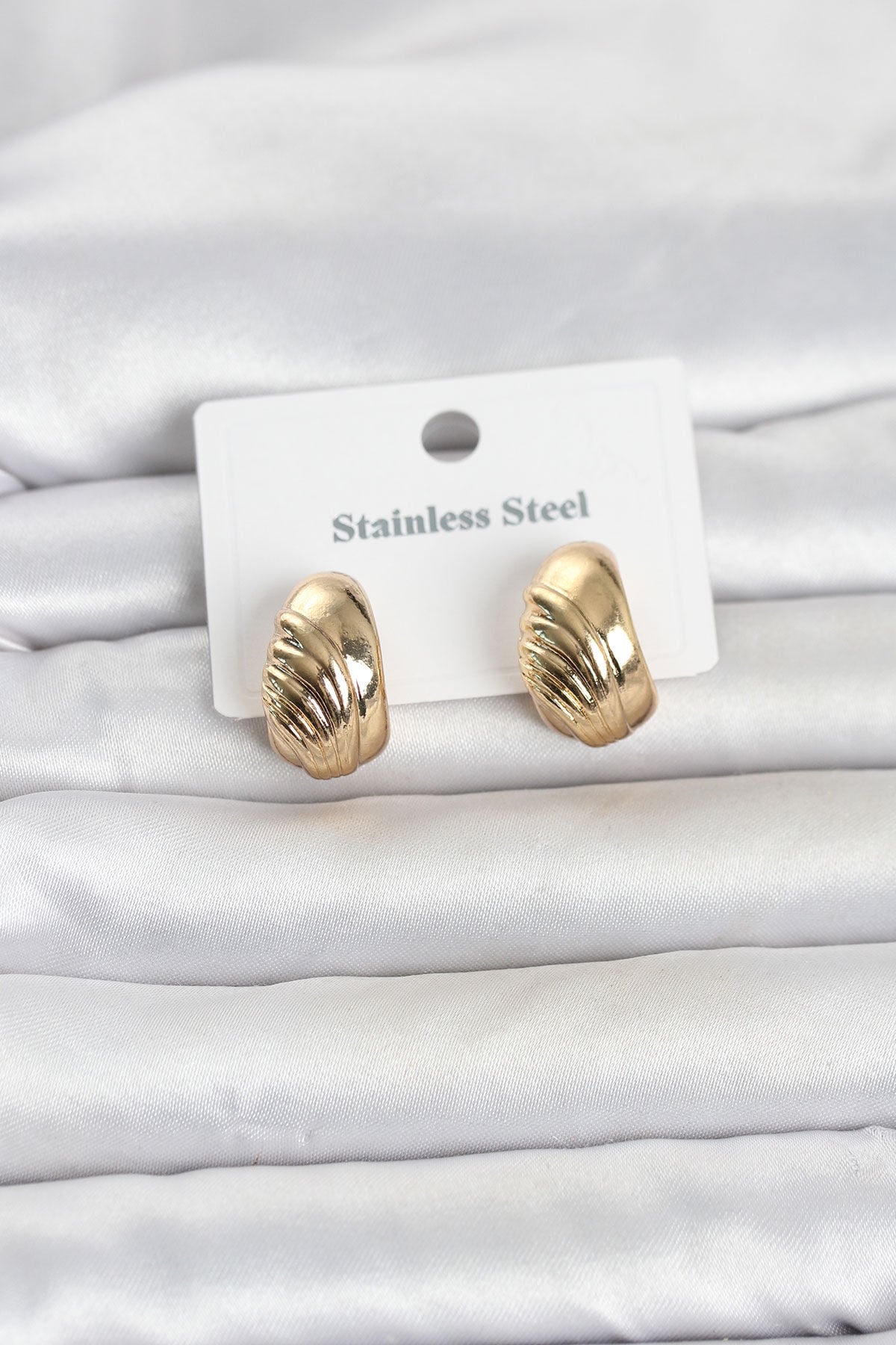 316L Çelik Gold Renk Desenli Yarım Halka Model Kadın Küpe