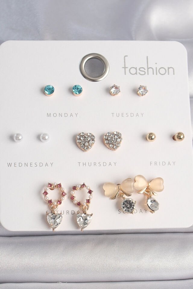 Pirinç Gold Renk Zirkon Taşlı Kalp Beyaz Mineli Fiyonk Figür 7 Çift Kadın Küpe Seti