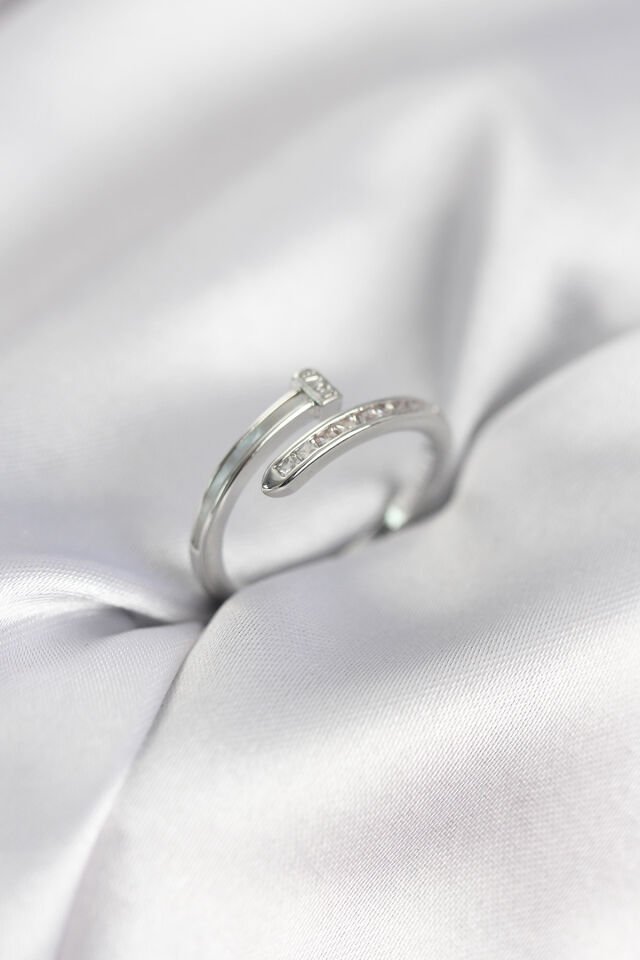 Zirkon Taşlı Gümüş Renk Yassı Çivi Model Kadın Yüzük